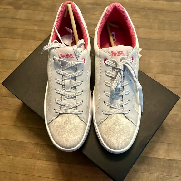 Coach Clip Low Top Sneaker In Signature Canvas in Optic White Petunia Size 10 - Picture 2 of 13